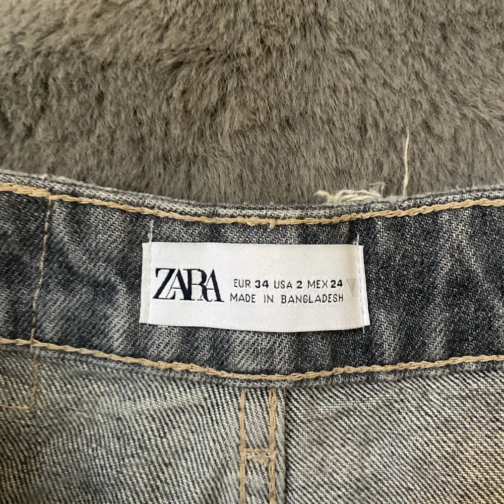 Hej! Jag säljer dessa högmidjade jeans ifrån Zara. Storlek 34/Xs. . Jeans & Byxor.