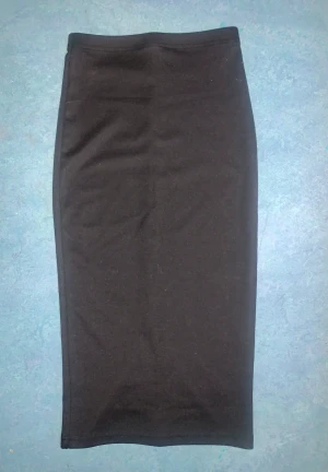 Midikjol  - Midikjol i jättebra skick! Taggen är lite sliten dock, syns på sista bilden. Pris kan diskuteras vid snabb affär 💕