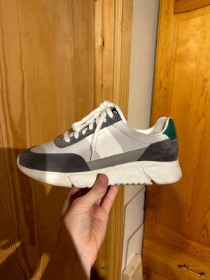 Axel Arigato Genesis - Fåtalet gånger använda Axel arigato Genesis skor! Storlek 43! Kvitto finns! Kostar nya 2900kr!  Kan mötas upp och ställ alla funderingar i PM! Har flera goda recensioner! Skickar närmaste dagarna efter affär! 