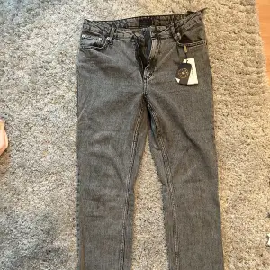 Jeans gråa från Nelly med slits Aldrig använda eftersom jag har andra gråa 🩷🩷