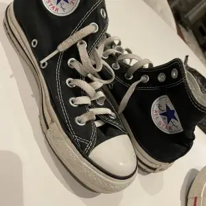 Säljer ett par converse. Dom är mörkblå. Skorna är i bra skick.  Hör av er vid frågor eller funderingar💕😘🫶