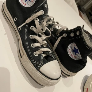 Converse - Säljer ett par converse. Dom är mörkblå. Skorna är i bra skick.  Hör av er vid frågor eller funderingar💕😘🫶