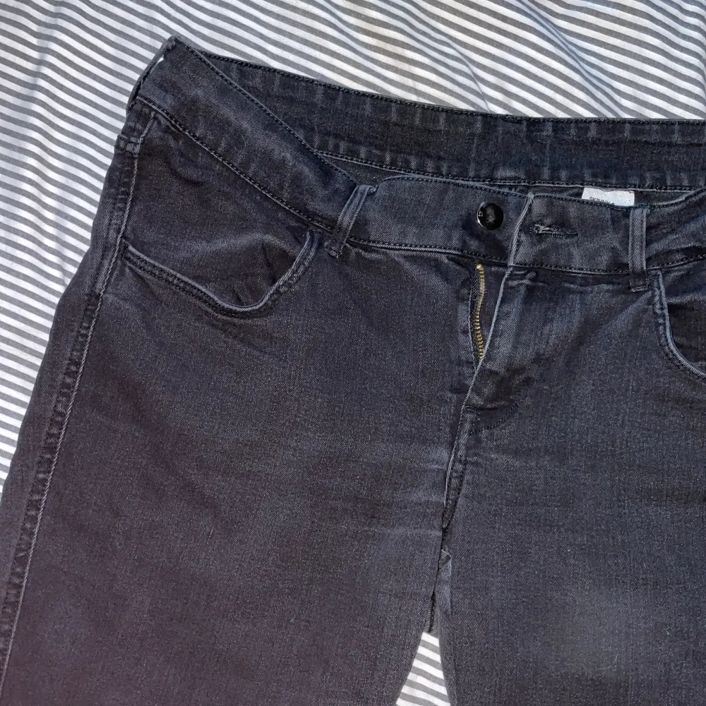 Svarta low waist jeans skinny i benen, säljer för att dom inte kommer till användning, midjemåttet rakt över är 45cm. Jeans & Byxor.