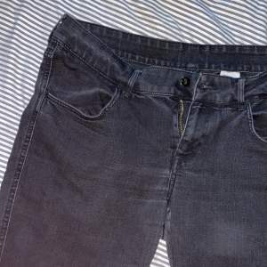 Svarta low waist jeans skinny i benen, säljer för att dom inte kommer till användning, midjemåttet rakt över är 45cm