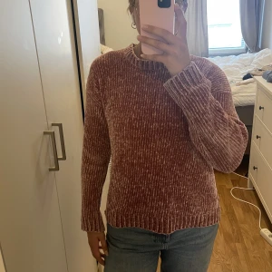 Mjukiströja - Mysig rosa tröja i gosigt material. Stor i storleken, skulle säga att den hade kunnat vara M. 