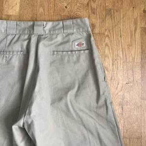 Dickies 874 original fit - Beiga dickies 874 original fit!! Nytt skick, inga defekter. Ordinarie pris 750, säljer för 250! 