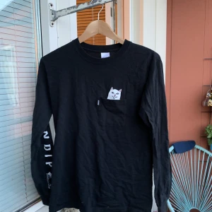 RipNDip långärmad tshirt - Långärmad tshirt från RipNDip Ficka på bröstet med katten och det står ripndip på ena armen Knappt använd Storlek S Sitter true to size
