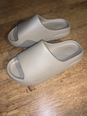 Yeezy slide - Storlek US 8. Helt oanvända utan box.