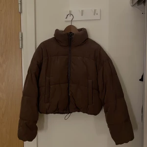 Vinterjacka - Säljer denna jacka som är använd fåtal gånger, den är lite dammig då den hängt i garderoben ett tag, tvättar självklart av den innan ja packar💗👍🏻