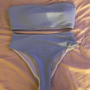 Högmidjad bikink - En helt oanvänd högmidjad bikini🤩 i storlek S, men jag som har M/L kan ha den utan problem. (Har testat den med kläder på)