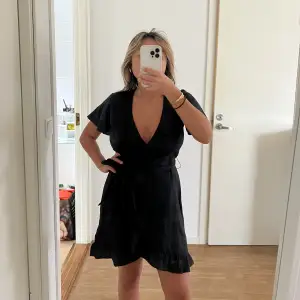 En snygg svart kort klänning 