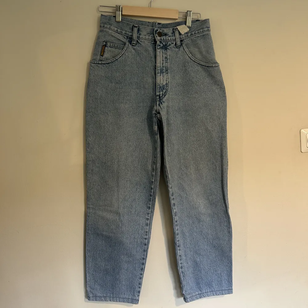 Giorgio Armani vintage denim jeans. Tag says size 30 but fits more like a 26. Waist is 13.5 inches, inseam is about 27 inches . Jeans & Byxor.