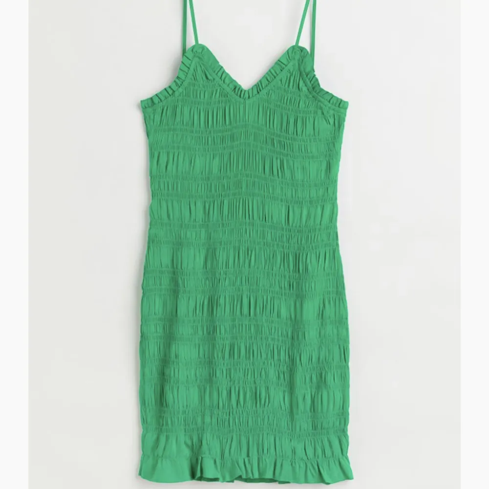 Kort grön klänning i storlek M. 💚. Klänningar.