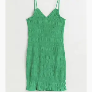 Kort grön klänning i storlek M. 💚