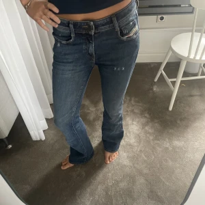 Diesel jeans - Ett par sååå snygga lågmidjade diesel bootcut jeans som knappt har ansvändts