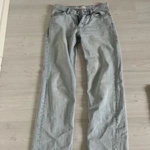 Ljusblåa low straight jeans  - Ett par snygga jeans från bikbok, använda få gånger då jag inte tycker dem sitter så snyggt. Storlek 32 