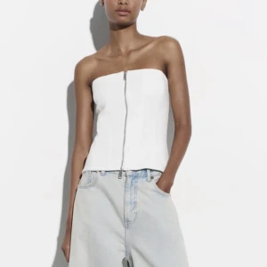 Topp - Säljer denna toppen från Zara. Endast använd 2 gånger. Säljer då den är lite för stor för mig.