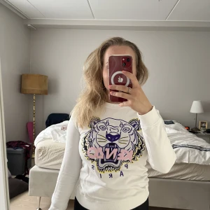 Kenzo tjocktröja - Säljer min fina Kenzo tjocktröja då den blivit lite tight. Storlek xs, inga fläckar. Kan posta eller mötas upp i Solna.