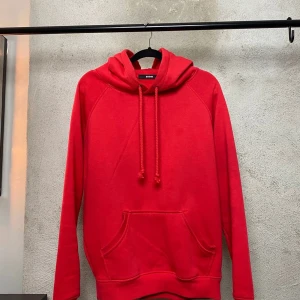 Röd hoodie - röd hoodie ifrån bikbok, använd en del men i bra skick, lite nopreig