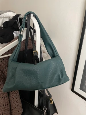 Grön väska - Jättesnygg mörkgrön skinnväska!!