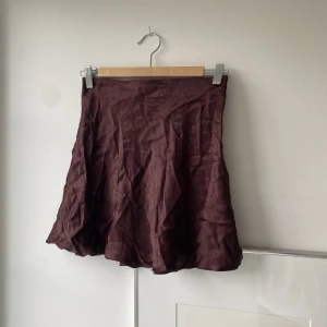 Kjol - Använd 2-3 gånger, tyvärr väldigt skrynklig på bilden men jättesöt och skön! Nypris 300kr