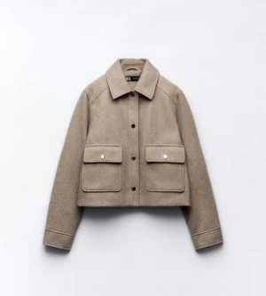 Jacka - Beige kappa från Zara, köpt för ca ett halvår sen. Kommer inte till användning längre då jag köpt en ny. Den är sparsamt använd, så i jättefint skick. Nypris på den är 429kr. Skriv till mig privat vid frågor. Egna bilder finns.