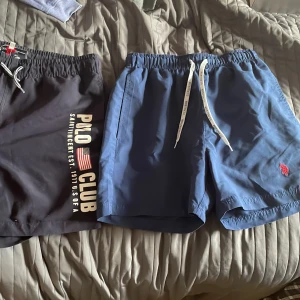 Paket med badbyxor - Paket med två par badbyxor i strl m (U.S.POLO ASSN.) samt strl S på polo club. Använda men bra skick och har inte hittat några defekter, vid ytterligare frågor är det bara att höra av sig😊