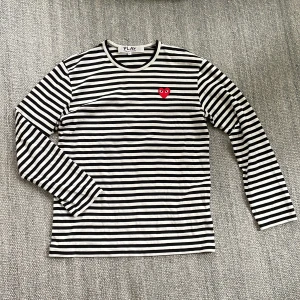Cdg play shirt  - Cdg play tröja i näst intill nytt skick, använd 2 gånger size L 