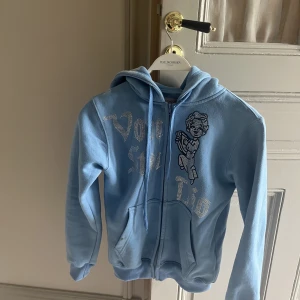 Vonstudio hoodie - Säljer min ljusblå ziphoodie från vonstudio💗. Köp direkt för 750. Alla stenar är kvar och den är i nyskick då jag köpte den för nån månad sedan och inte använt mycket alls💓