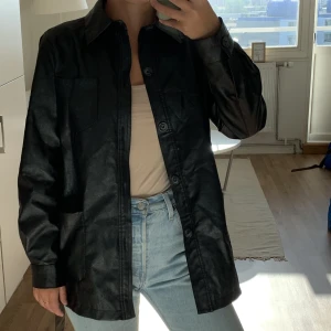 Skinn kappa - Skinnkappa med avtagbar bälte. Sömmarna längst fickan har öppnats upp men går snabbt att lösa med tråd och nål! Därav det låga priset😍