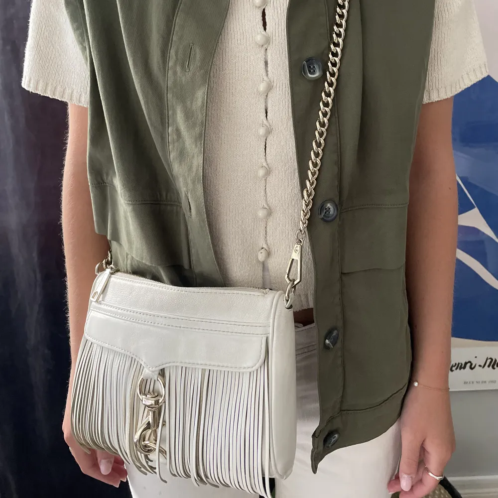 Väska med fransar från Rebecca minkoff💛 nypris är 3000. Laukut & Käsilaukut.