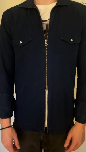 John Henric - Säljer just nu min Overshirt ifrån John Henric. Overshirten är i ett bra skick då den är använd ett fåtal gånger. (8/10).