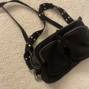 Väska - Superfin väska, har släppt lite vid kedjan som är limmat! 