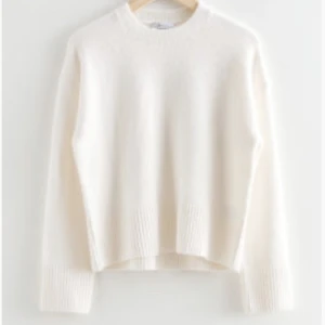 & Other Stories tröja - Jag säljer denna sjukt fina stickade tröjan från & Other Stories ❤️ Den sitter så skönt men tyvärr har den inte kommit till så mycket användning, skicket är fint och det är inga defekter eller annat. Tveka inte att fråga om du har funderingar eller annat🥰