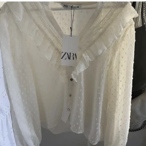 Blus Zara - Intressekoll på denna blus från Zara i nyskick! Lånade bilder.🥰