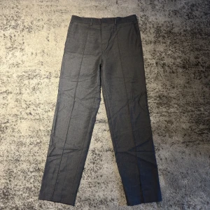 Axel Arigato Byxor - Ett par Axel Arigato byxor som är använda fåtal gånger, Storlek S, Skick 9/10 (som nya). Säljer pga jag aldrig använder. Nypris 1700