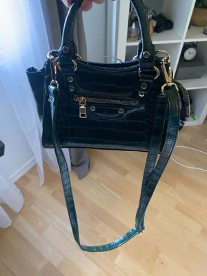 Väska - Jätte söt mörkgrön väska som tyvärr inte används längre😍pris går att diskutera💘
