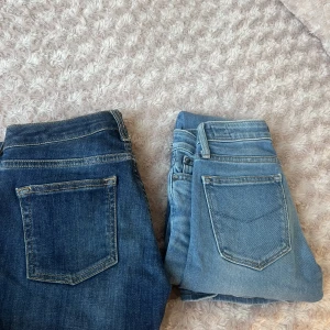 CROCKER JEANS - Två par as snygga låhmidjade Bootcut Crocker jeans, som jag ej tror finns att köpa längre. 250 styck eller  400 för båda! Dom mörkblå har en liten slits. Mörkblå är 23/32 och dom andra 23/31! MÖRKBLÅ SÅLDA