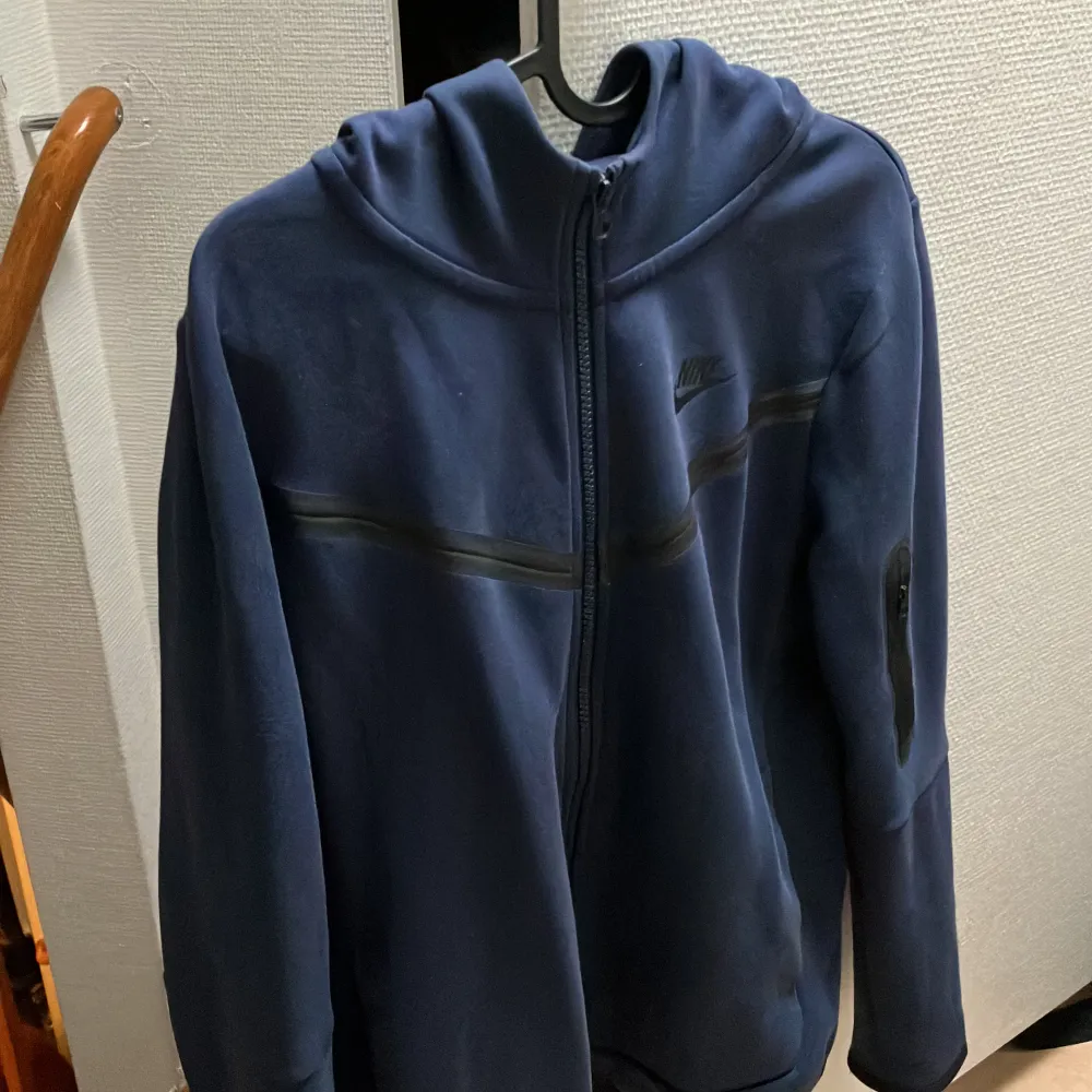 Säljer denna fetta Nike tech fleece på grund av att jag vuxit ur den. Sick 9,5/10 välldigt sparsamt använd pris är inte hugget i sten. Hör av dig vid minsta intresse.. Hoodies.