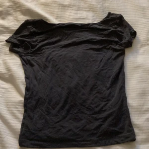 Jag säljer denna toppen från Ginateicot! Helt oanvänd säljer denna runt 150-200kr är du intresserad? Skriv gärna 🤍 - Du betalar frakten 🤍