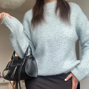 Stickad tröja  - Säljer denna otroligt fina turkosa stickade tröjan💕💕Köptes i våras men kommer inte till användning. Den är lite oversize och är i en storlek S. Sparsamt använd och perfekt nu till hösten🍁🍂