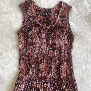 Linne - Linne köpt på beyond retro. Använt fåtal gånger. Så fin både till vardag men även som fest topp! Materialet är ”räfflat” 