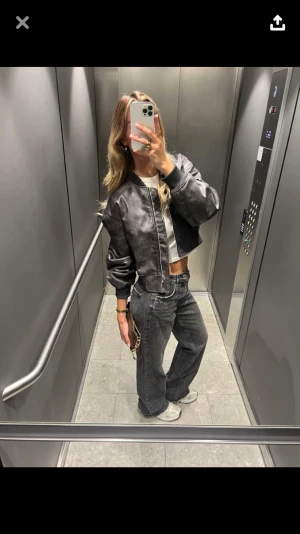 Bomberjacka  - Svart/grå slutsåld bomberjacka i fake skinn från Hm, lapp kvar och helt oanvänd! Storlek S 