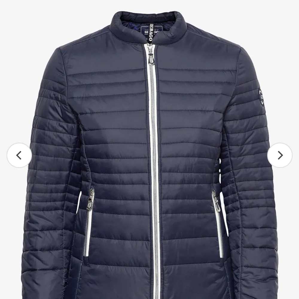 Fin höst och vår jacka från Sebago. Har inte använt många gånger så är i väldigt bra skick. Storlek xs 💗köpte för 2000 och säljer för 800 . Takit.