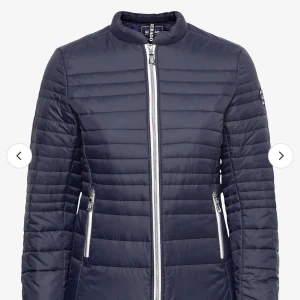 Sebago jacka  - Fin höst och vår jacka från Sebago. Har inte använt många gånger så är i väldigt bra skick. Storlek xs 💗köpte för 2000 och säljer för 800 