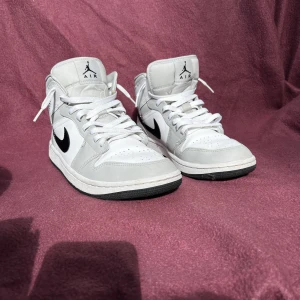 Air Jordan 1 mid, light smoke grey - Säljer mina jordan 1’s då jag växt ur dem.   Skick ~8/10   Köpte de för 3299kr, hör av dig om du vill ha någon mer info :) 