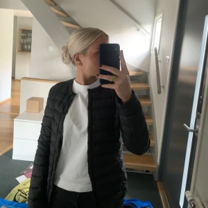 Tunn dunjacka  - Säljer denna tunna dunjackan från HM. Liknande modell på jackan som de från uniqlo. Perfekt jacka nu till hösten och den är knappt använd. Storlek xs-m