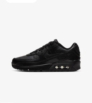 Nike air Max 90 - Säljer ett par svarta Nike 90 med äkta skinn, knappt andvända. Priset kan alltid diskuteras. 