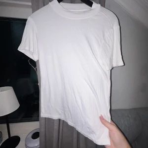 Ribbad t-shirt - Vit ribbad t-shirt  Storlek s 