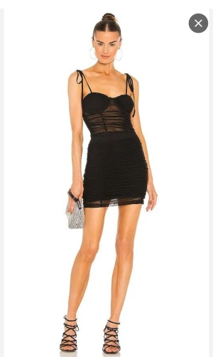 Ow collection svart klänning  - Svart fest klänning från Ow collection  Xl mer som en M/L  Mega sexig 